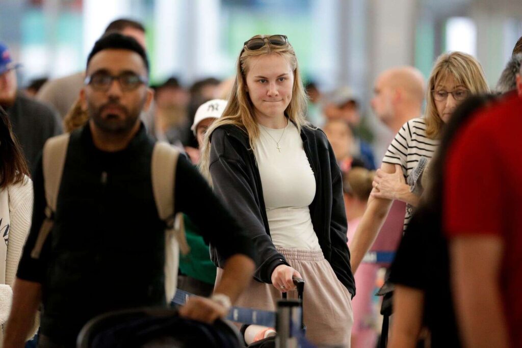 Airport screeners quitting instead of working without pay